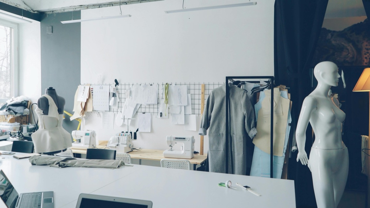 Couturière dans son atelier de couture, incarnant le quotidien de la gestion d'un atelier SmartCouture